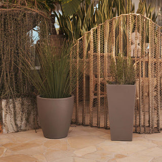 Small and medium-sized flowerpots
